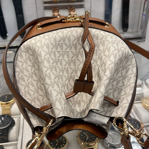 Michael Kors Reed Medium Belted Bucket Messenger Crossbody Handbag Vanilla MK - Picture 5 of 16